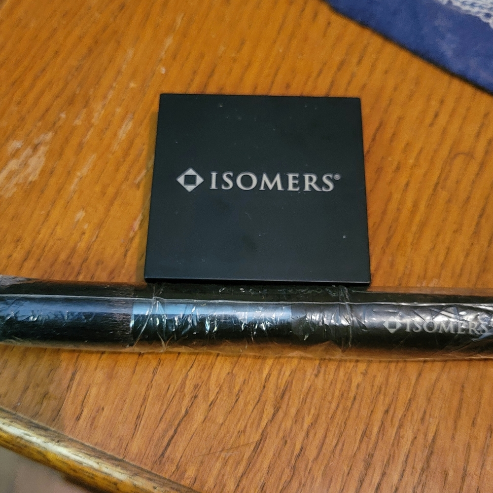 ISOMERS SET OF TWO: TRANSULUCENT PRESSED POWDER W/ BRUSH